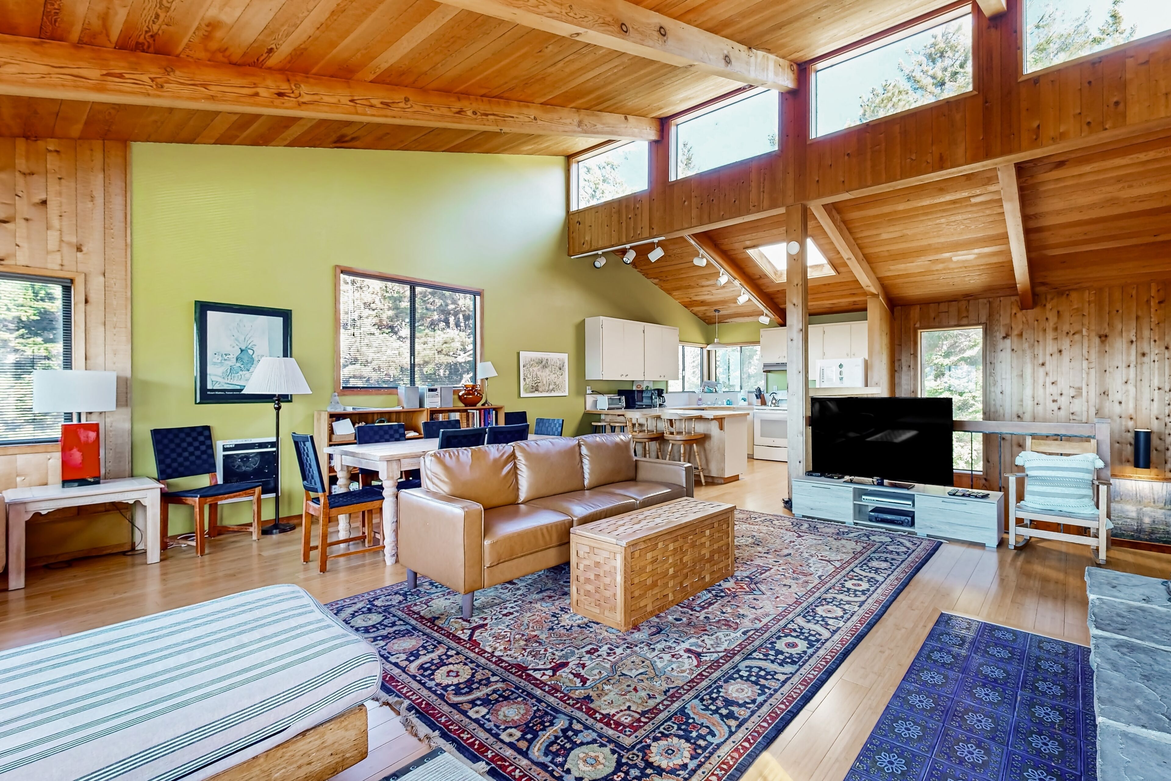 Televisión, chimenea y reproductor de DVD 