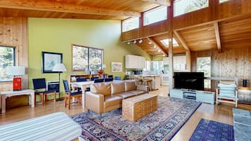 Televisión, chimenea, reproductor de DVD