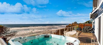 Oceanfront home with incredible Pacific view, private hot tub, deck grill & W/D