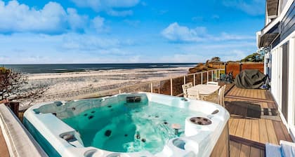 Oceanfront home with incredible Pacific view, private hot tub, deck grill & W/D