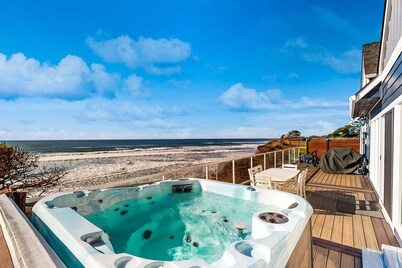 Oceanfront home with incredible Pacific view, private hot tub, deck grill & W/D