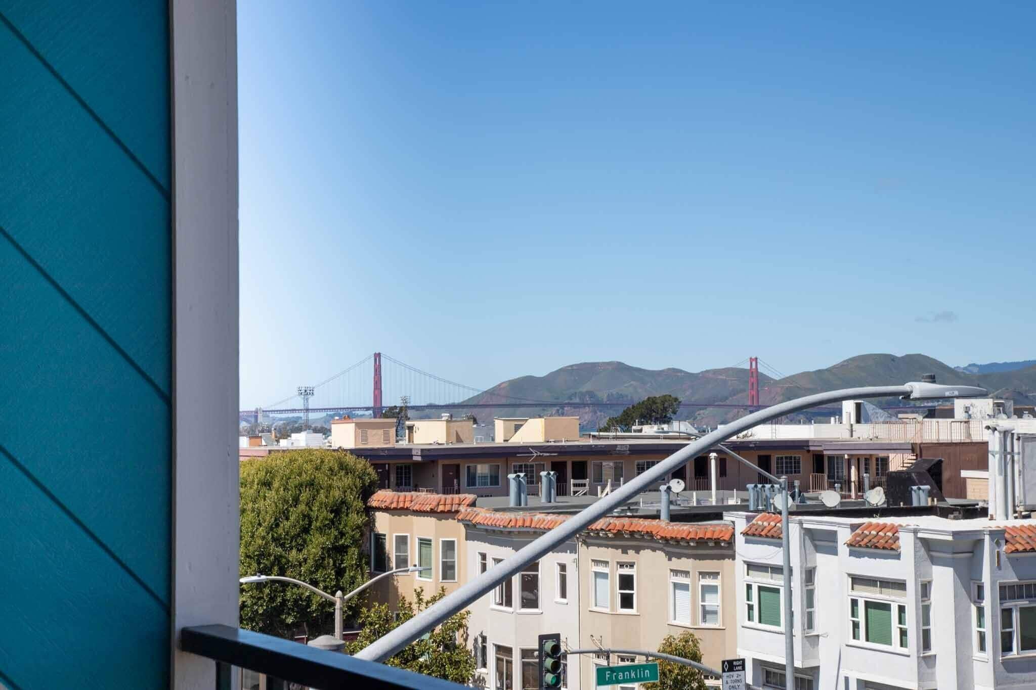 Huone, 1 keskisuuri parisänky, parveke (and Ensuite) | Työpöytä, kannettavalle tietokoneelle sopiva työtila, ilmainen Wi-Fi