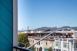 Habitación, 1 cama de matrimonio, balcón (and Ensuite) | Escritorio, espacio para trabajar con un portátil, wifi gratis