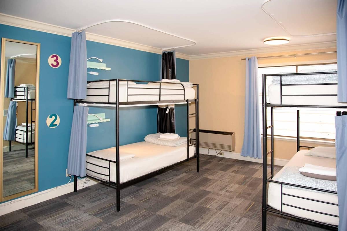 Dormitorio compartido, solo para mujeres (Bed in 6-Bed Dorm with Ensuite) | Escritorio, espacio para trabajar con laptop y wifi gratis