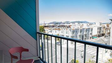 Quarto, 1 cama Queen, sacada (and Ensuite) | Escrivaninha, espaço de trabalho para notebook, Wi-Fi de cortesia