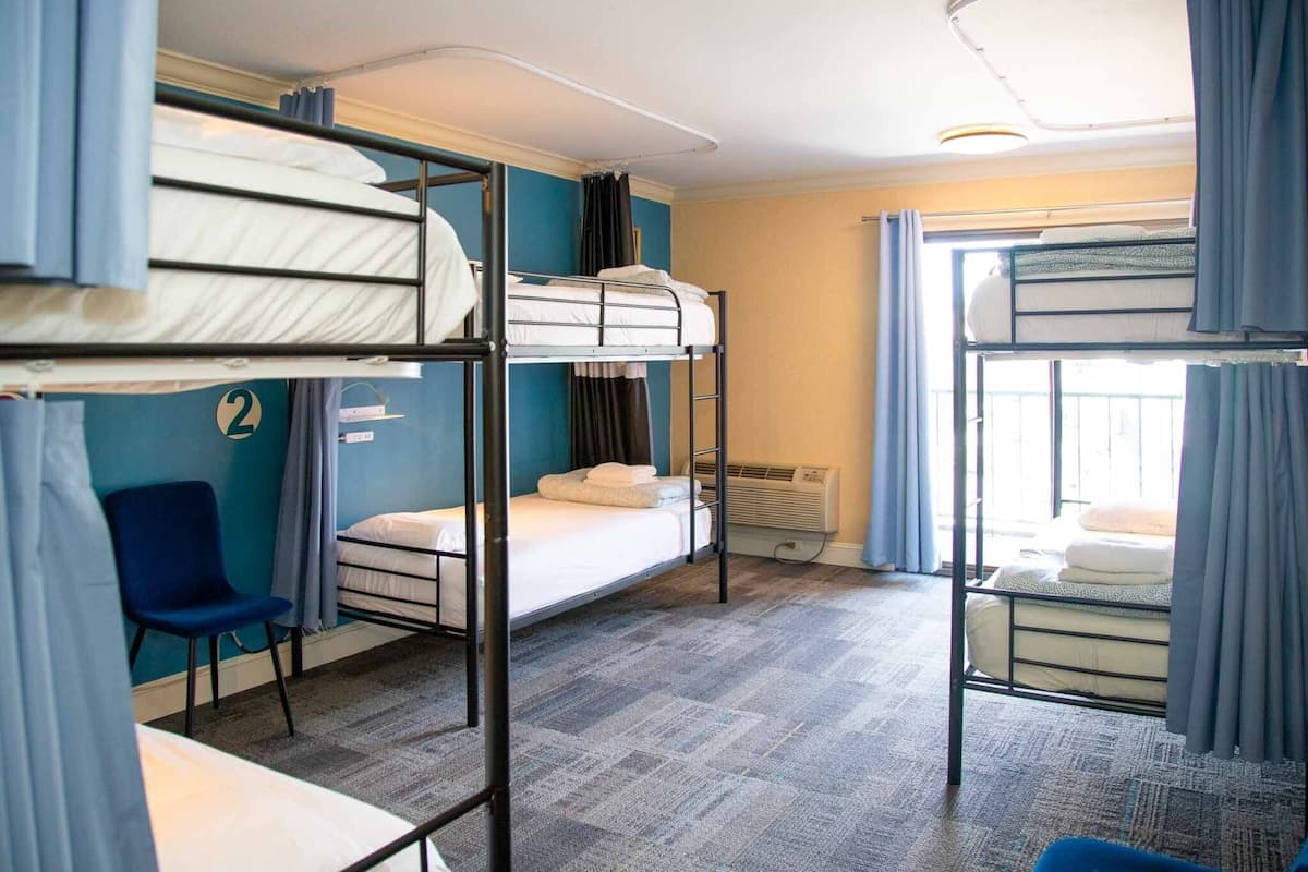 Dormitorio compartido, solo para mujeres (4-Beds with Ensuite) | Escritorio, espacio para trabajar con laptop y wifi gratis