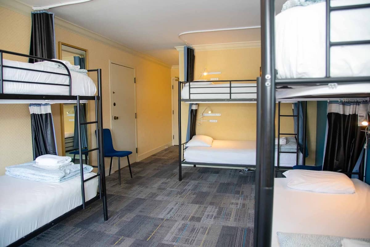 Dormitorio compartido, varias camas (4-Beds with Ensuite) | Escritorio, espacio para trabajar con laptop y wifi gratis