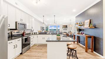 Refrigerador, microondas, horno y parrilla de estufa