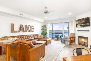 Smart TV, fireplace - OUTSTANDING Lands' End Condominium - Main Channel View, Screened Deck, Waterpark (Osage Beach)