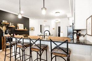 雪櫃、微波爐、焗爐、爐具