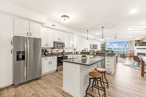 Fridge, microwave, oven, stovetop - OUTSTANDING Lands' End Condominium - Main Channel View, Screened Deck, Waterpark (Osage Beach)