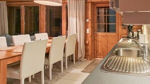 Kjøleskap, mikrobølgeovn, oppvaskmaskin og kjøkkenutstyr