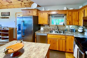 Geladeira, micro-ondas, cooktop, lava-louças