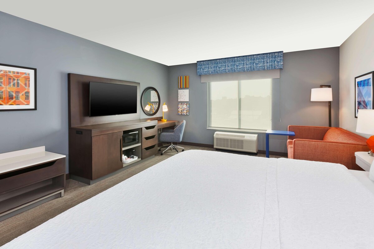 1 King Microwv/Fridge/Wet Bar Studio Suite Ns