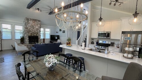 Private heated pool hot tub large deck blocks to Berrien beach