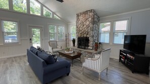 Fernseher, Kamin, Bücher