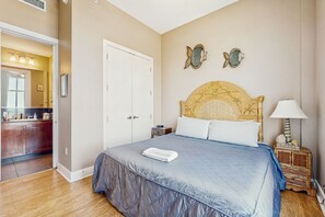 2 bedrooms, iron/ironing board, Internet, bed sheets - Top-floor non-penthouse condo with great ocean views, hot tub, heated pool (Galveston)