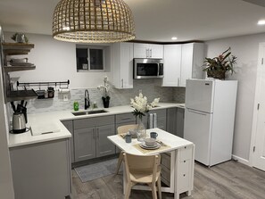 Microwave, stovetop, coffee/tea maker, cookware/dishes/utensils - Modern long island guest suite (South Hempstead)