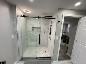 Dusche, Haartrockner, Handtücher