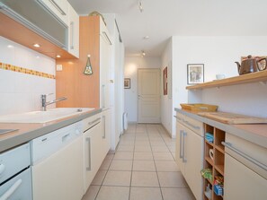 Mikrobølgeovn, ovn, brødrister og høy barnestol