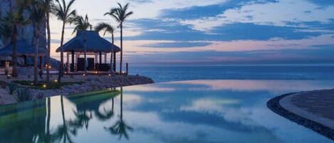 Utendørsbasseng og et evighetsbasseng