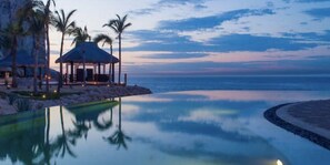 Alberca al aire libre y alberca infinita