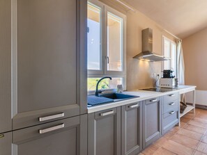 Micro-ondes, lave-vaisselle, tables à manger
