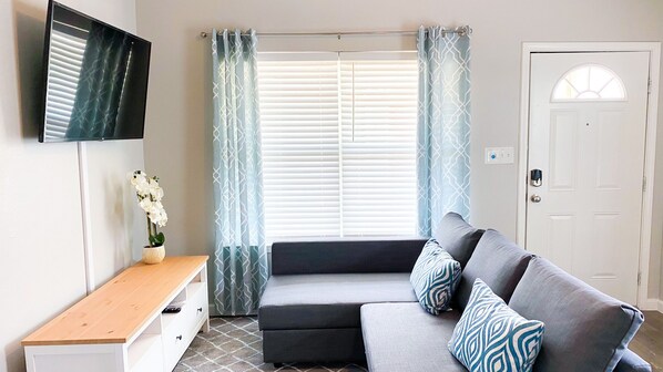 Smart TV - Cozy Downtown San Antonio Tiny Home (San Antonio)