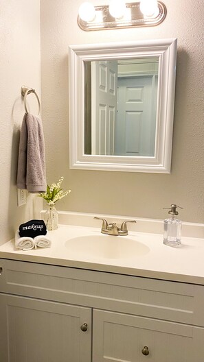 Combined shower/bathtub, towels, soap, toilet paper - Cozy Downtown San Antonio Tiny Home (San Antonio)