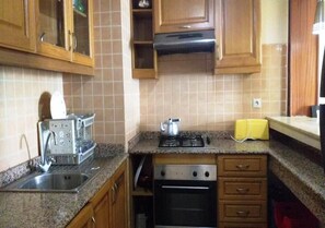 Kühlschrank, Ofen, Herdplatte, Kochgeschirr/Geschirr/Besteck