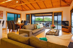 Televisión, chimenea y estéreo 