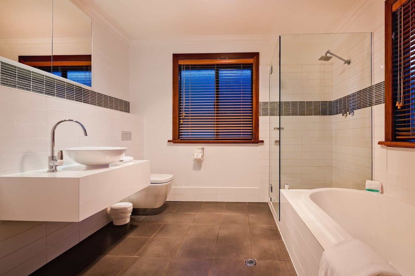 Een douche, een haardroger, handdoeken