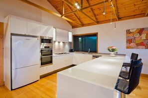 Fridge, microwave, stovetop, dishwasher - Dolphin Family House at the Beach (Margaret River)