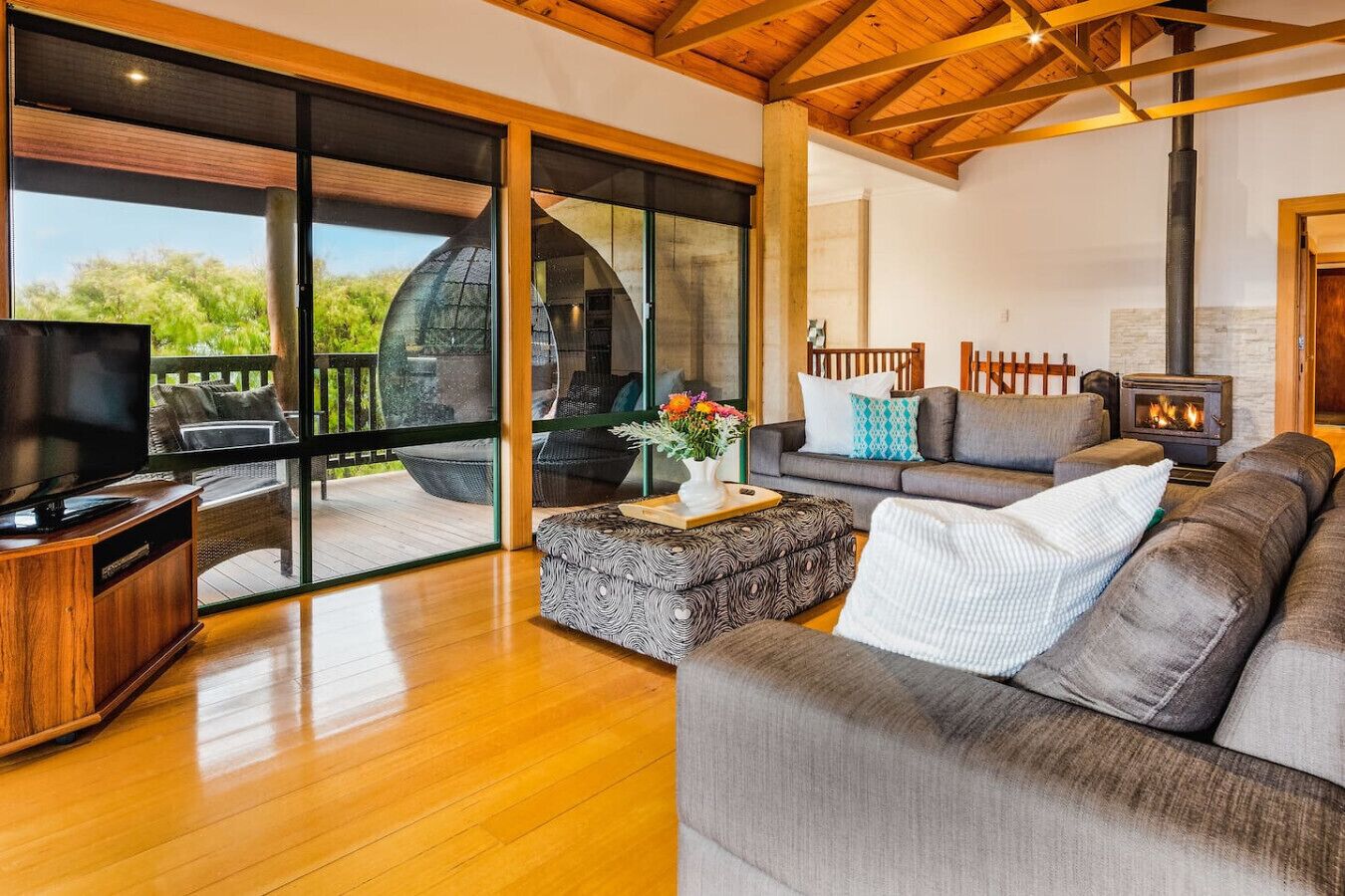 Fernseher, Kamin, Stereoanlage