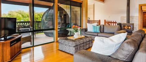 Fernseher, Kamin, Stereoanlage