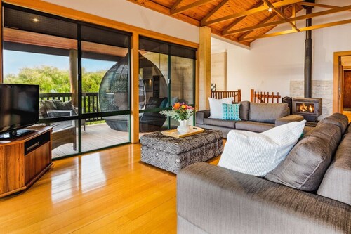 Dolphin House: Family-Friendly • Ocean Views • BBQ