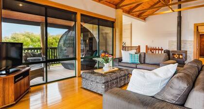 Dolphin House: Family-Friendly • Ocean Views • BBQ