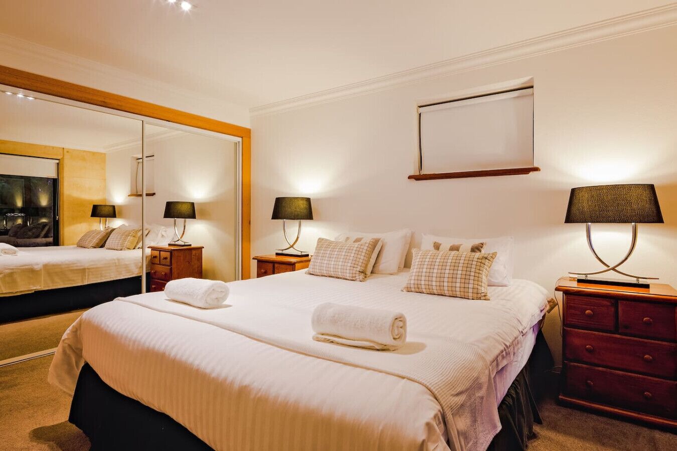 Fer et planche à repasser, lit parapluie, Wi-Fi, draps fournis