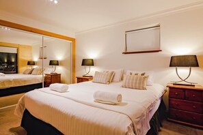 Fer et planche à repasser, lit de bébé portatif, Wi-Fi, literie fournie