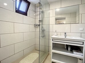 Dusche, Haartrockner, Handtücher, Toilettenpapier