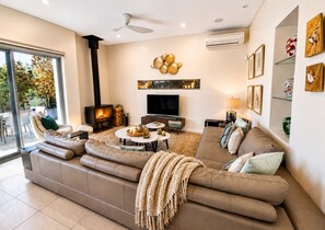 Fernseher, Kamin, Videospiele, Stereoanlage