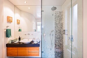 Dusche, Haartrockner, Handtücher