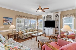 TV - 5 bedrooms, 4 bathrooms,  2nd Row Home w/ Heated Pool! (Supply)