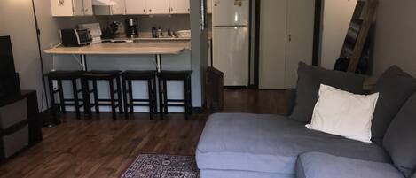 Una televisión, una chimenea