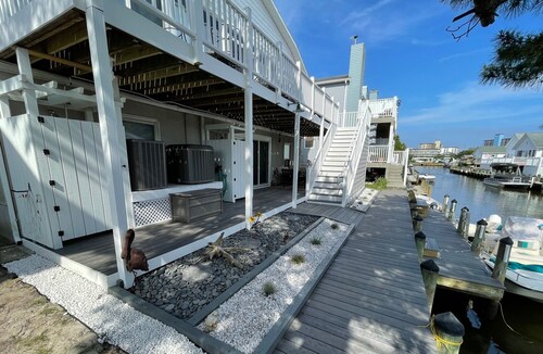 Waterfront 2 Bedroom - 2 Blocks from the Beach - Premium Location