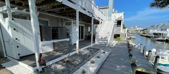 Waterfront 2 Bedroom - 2 Blocks from the Beach - Premium Location