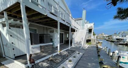 Waterfront 2 Bedroom - 2 Blocks from the Beach - Premium Location