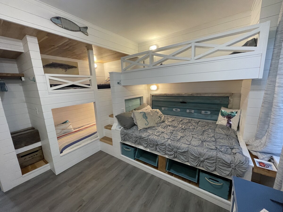 Waterfront 2 Bedroom - 2 Blocks from the Beach - Premium Location