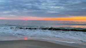 A beach with waves and a sunset in the distance. - Waterfront 2 Bedroom - 2 Blocks from the Beach - Premium Location (Ocean City)