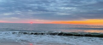 Waterfront 2 Bedroom - 2 Blocks from the Beach - Premium Location